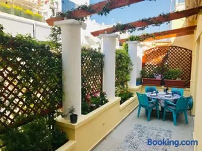 Oasis veranda under columns.Kolonaki embassy area. - Image 1