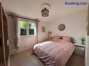 Chalet Standing de 55 m2 avec jardin clos, en bord de rivière, proche Disneyland, avec piscine et trampoline - Image 1