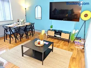 3-Bedroom Leeds Beach Home - 8 minutes to City Centre, Free Private Parking for 2 Cars, 70" Smart TV, Projectors in Bedrooms, Free WiFi - Ideal for Family and Contractors - Image 1