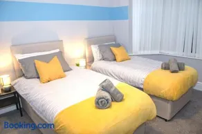 Salisbury - New 3br home, wifi, parking, sleeps 6, near Liverpool city centre - Image 2