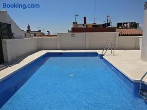 Atico con terraza ac 1hab en el centro y piscina comunitaria - Image 2