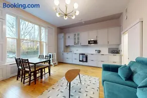 Spacious 2-Bed Near Camden & Tube - Image 2