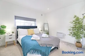 Chelmsford City Centre Modern Duplex With Parking, Wi-Fi & Netflix - Image 4