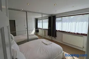 3 Bed Home with Driveway in Ascot - Image 2
