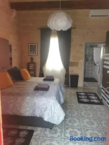 2 Large ensuite Bedrooms in Boutique Style Farmhouse B&B with Pool - Image 2