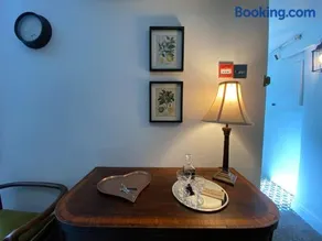 Clifton Georgian Townhouse, Downstairs Ensuite Room & Light Plant Based Breakfast - Image 4