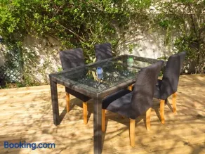 Maison charmante à Agde avec jardin et aire de jeux. - Image 3