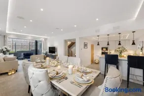 Luxury 4BR Smart Home with Smart Features, Garden, SkyStream & Free Parking - Sleeps Up To 8 in Gerrards Cross SL9 - Image 1