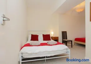 Large Cosy House Ideal for Corporate Lets - Image 3