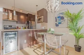 Downtown Suite with Parking, Pool, Gym - Image 4