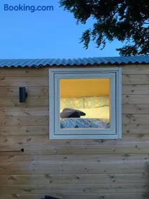 Heated shepherds hut overlooking open countryside - Image 4