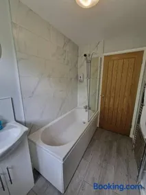 Charming 2 BedRoom Tredegar Gem. Sleeps 4 - Image 4