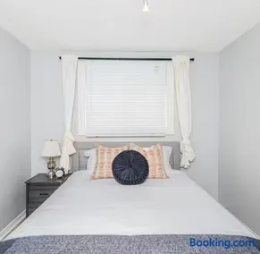 Quaint and Stylish UPPER level 3-bed bungalow in Hamilton, ON - Image 3
