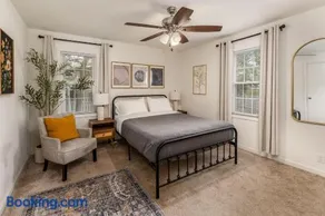 Walkable 2BR Cottage in Downtown Marion - Image 4