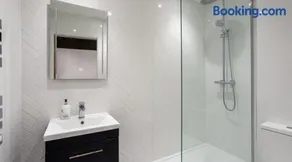 Luxury Apartment Woodsmill View - on the river - with balcony - Recently refurbished - Image 3