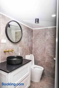Gorgeous 3 bedroom raked ceiling cabin on the hill - Image 3