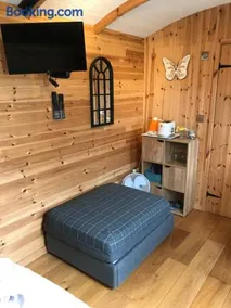 Stunning railway carriage with private hot tub - Image 4