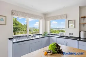 Rocket House - Large family home perched above the river - Image 4