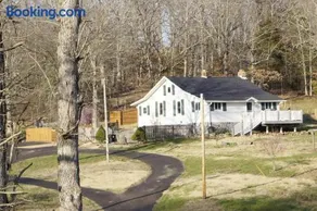 Farmhouse Retreat - Sleeps 10 - 1hr from STL - Image 3