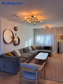 Stylish townhouse with 3 bedrooms and bathtub - Image 2