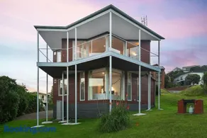 THE SHOREHOUSE - Ocean Views - 50m from Beach - Image 1