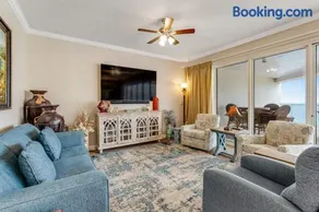 Relaxing Waterfront Condo with Pools & Gym Access - Image 2