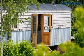 Tranquil, Luxury Shepherd’s Hut, Hot Tub & Views - Image 2