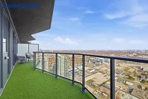 Chic 2BR Retreat Modern Comfort and Prime Location - Image 4
