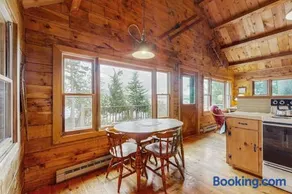 Waterfront cabin with amazing views from the deck & lake access - Image 3