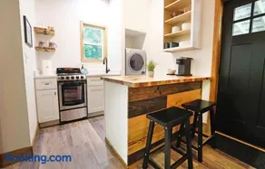 Tiny Tarheel Cozy Retreat Near UNC-Tiny House - Image 2