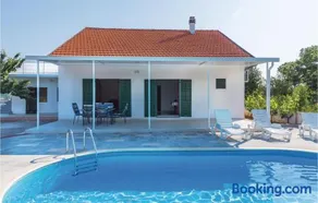 Three-Bedroom Holiday Home In Rozovac - Image 3