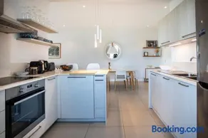 Easy Walk to Stunning La Preneuse Beach - Modern 3 Bedroom Apartment - Image 5