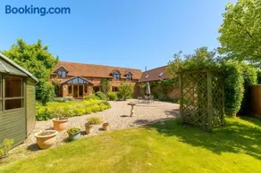 Spacious 5 bed Barn in the Heart of Worcestershire - Image 1