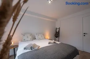 Stylish 2-Bedroom Apartment with Private Garage - Image 2