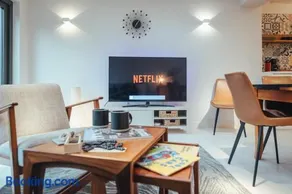 5 Bed Family Home- Free Parking - Image 5