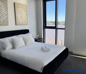 Riverfront Luxe 2Bed Pool Parking - Image 3