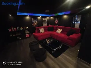 Charmante maison avec piscine chauffée, salle de cinéma et bar - Image 2