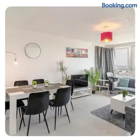Cozy 1BR Apartment in Stratford with City View - Image 4