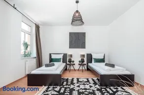 SpaceStays Krefeld Zentrum Apartment For 4 WIFI Kitchen - Image 1