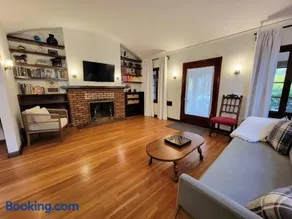 Glamorous Getaway: Exclusive 1BR LA Hotspots - Image 1