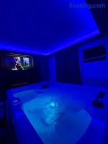 La Casa de Lové Suite Jacuzzi - Image 3