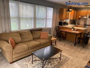 Cozy Apartment Centrally Located in Southbury - Image 2