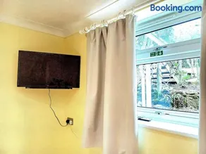 The Conifers, 3 Room, Small but Stylish Self Catering Flat in Nature Reserve Free Eden or local taxi b4 9pm no lounge - Image 4