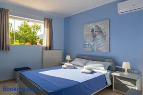 Iris-Gogo House - Image 2