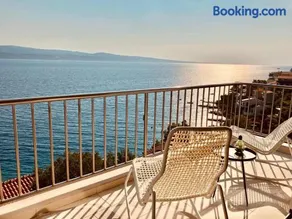 Blue Beach Villa with BBQ, Wifi and Stunning View - Image 3