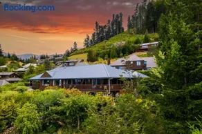 8 on Oregon Boutique Lodge - Image 2