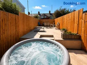 Luxury 6BR Family Home 3 Bath With Hot Tub Fast WiFi - Image 1