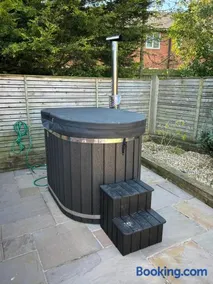 Elletson Park Wood fired Hot tubs, Caravans & Pods - Image 2