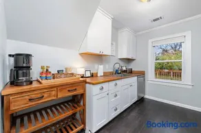Charming Cape Cod w fenced yard dog-friendly - Image 3
