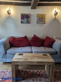 Cosy character cottage in central Marlborough UK - Image 5